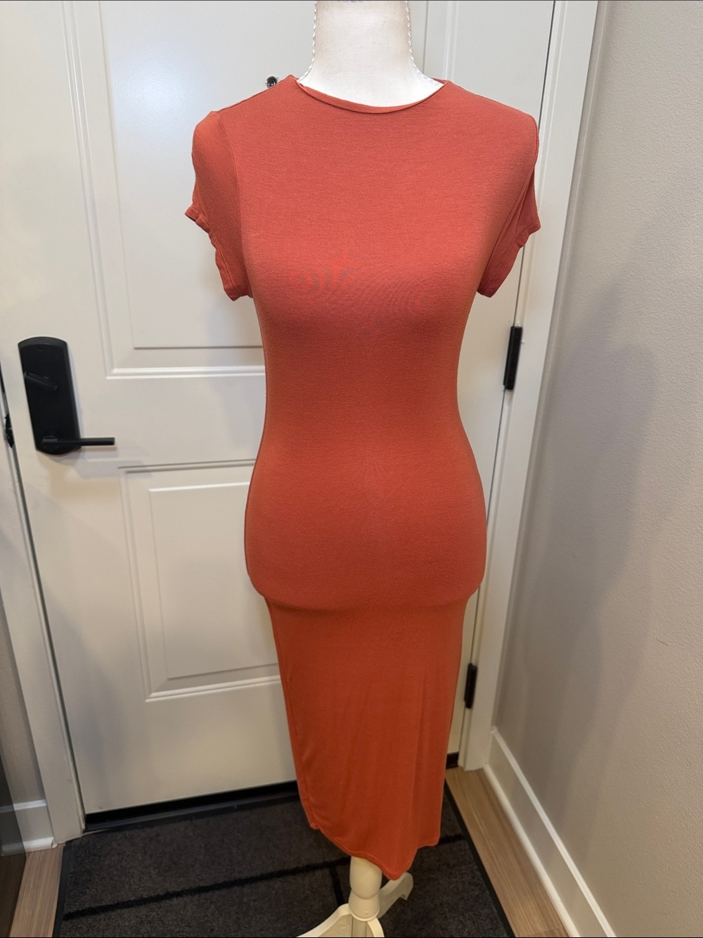 Women's Short Sleeve Crewneck Midi Dress in Rust